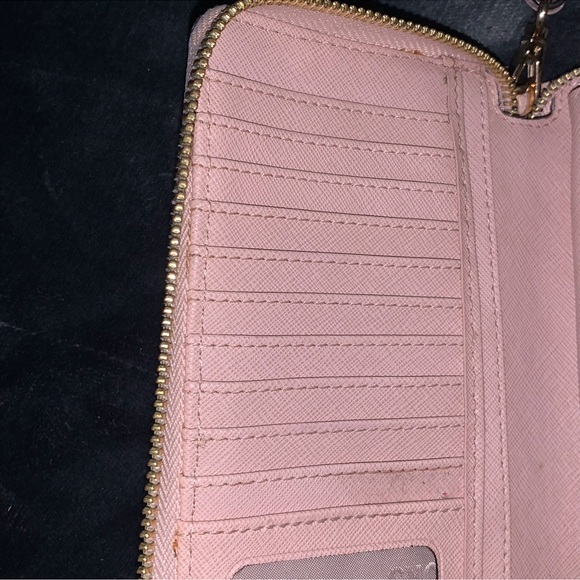 Michael Kors Jet Set Travel Continental Wallet
W/ attached wristlet strap - Picture 5 of 6